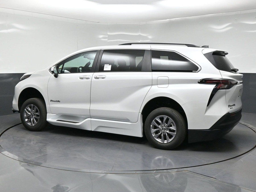 White Toyota Sienna image number 10