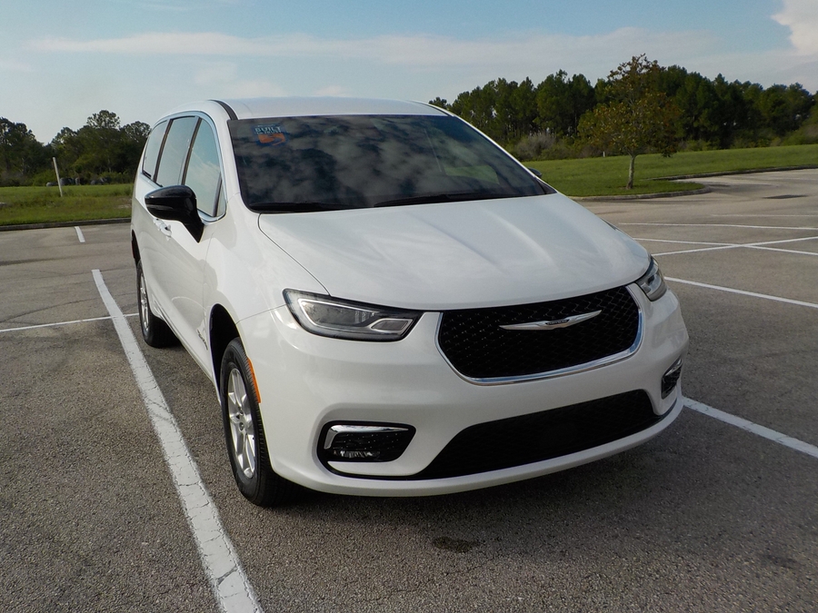 White Chrysler Pacifica image number 5