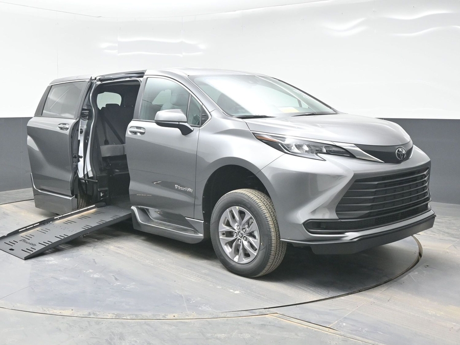 New 2026 Toyota Sienna Hybrid LE - BraunAbility Side Entry Entry Fold Out Automatic Ramp