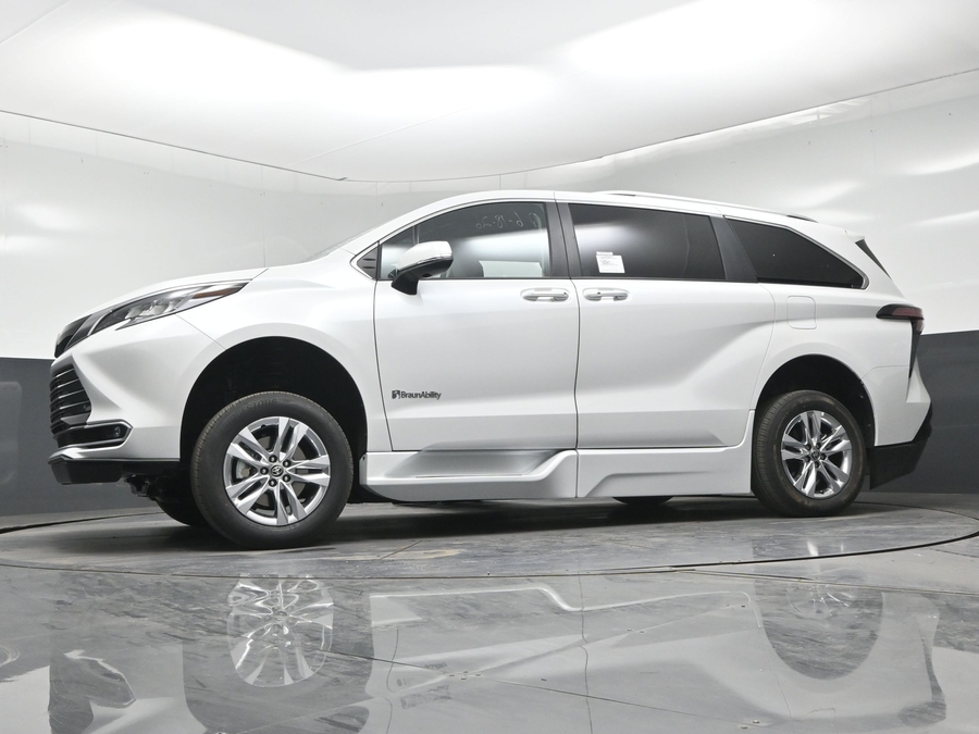 New 2026 Toyota Sienna Hybrid Limited - BraunAbility Side Entry Fold Out Automatic Ramp