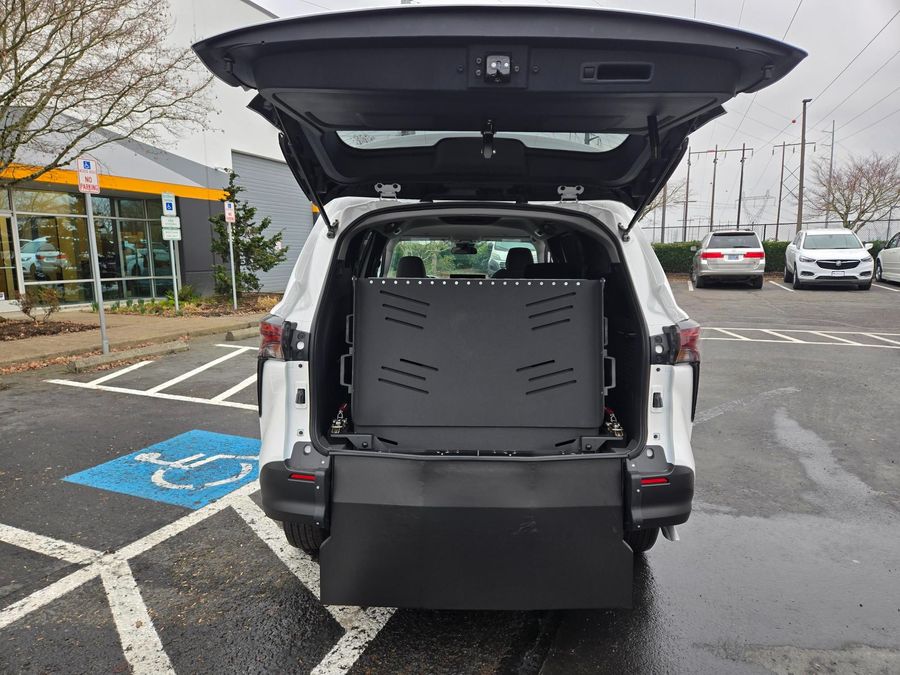 New 2025 Toyota Sienna Hybrid LE - Vantage Mobility Commercial Rear Entry Entry Fold Out Manual Ramp