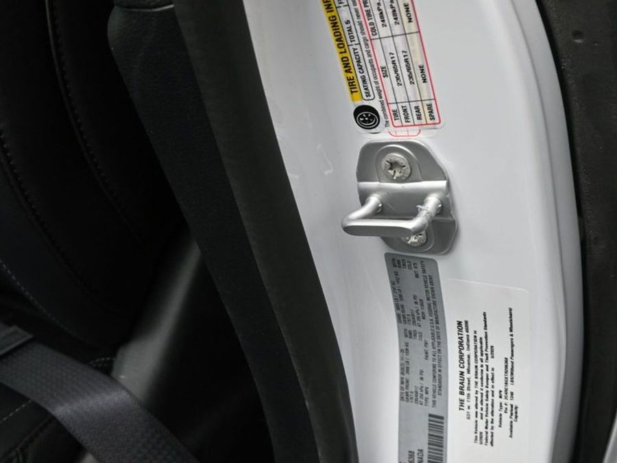 White Chrysler Pacifica image number 18
