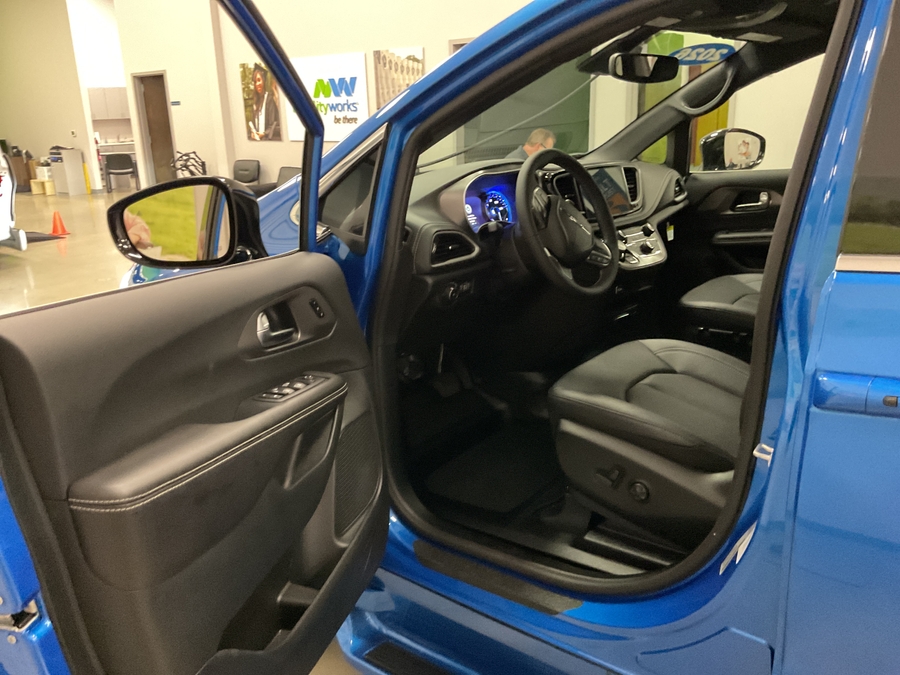 Blue Chrysler Pacifica image number 4