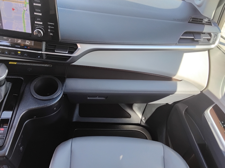 Silver Toyota Sienna image number 15
