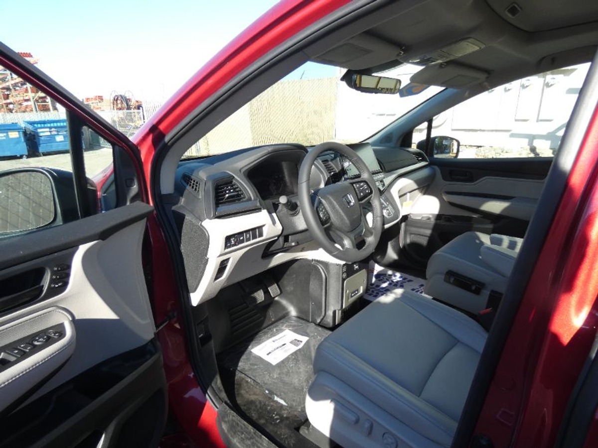 Red Honda Odyssey image number 9