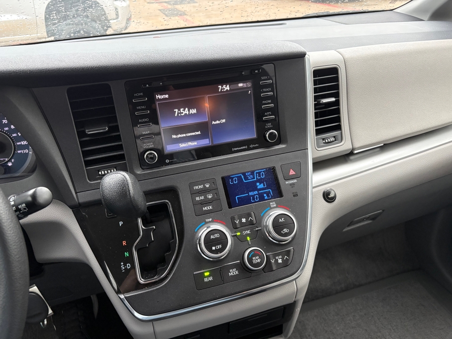 Grey Toyota Sienna image number 9