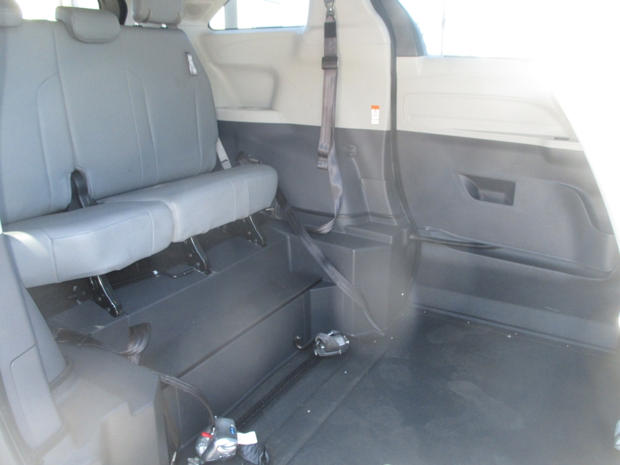 Grey Toyota Sienna image number 14