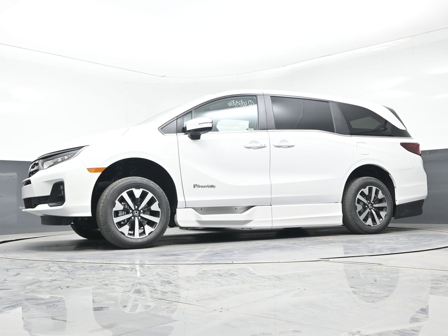 White Honda Odyssey image number 16
