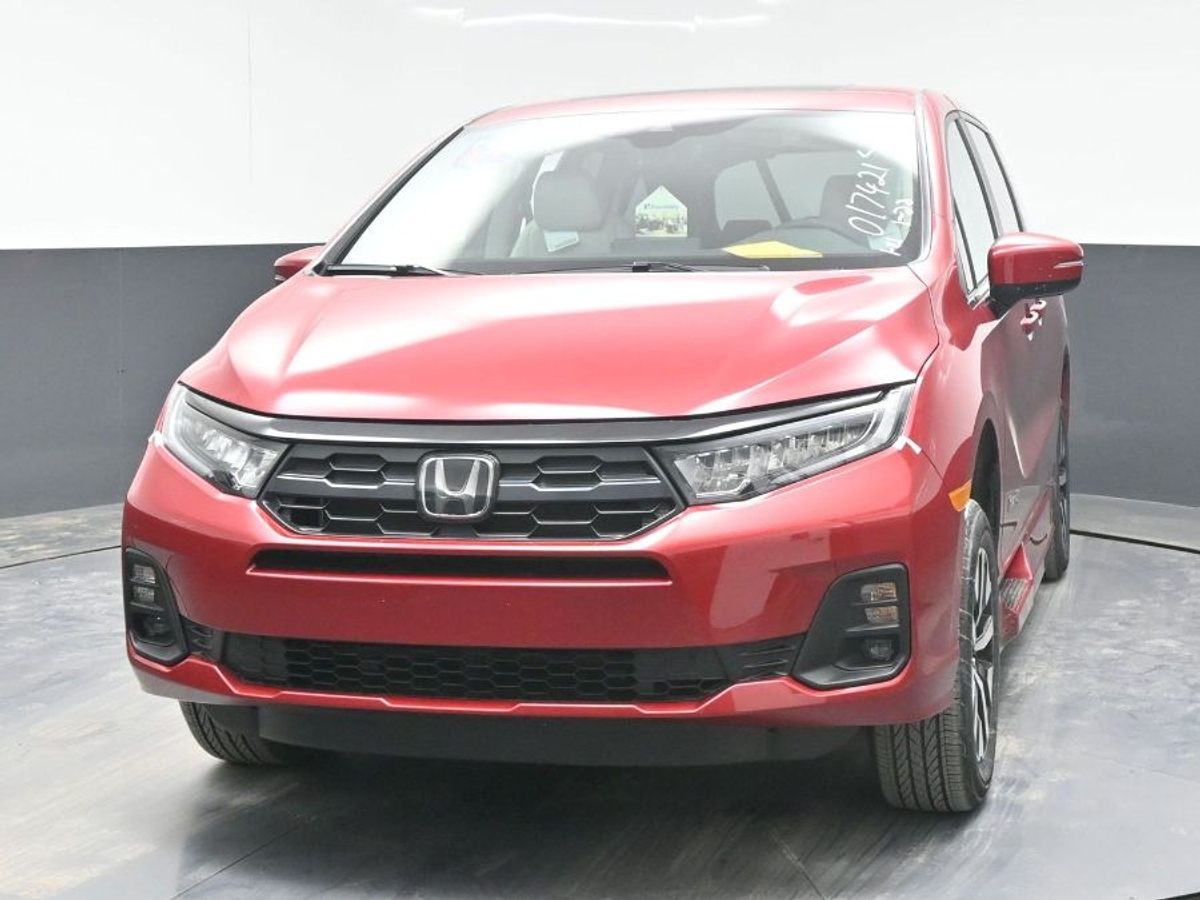 Red Honda Odyssey image number 13