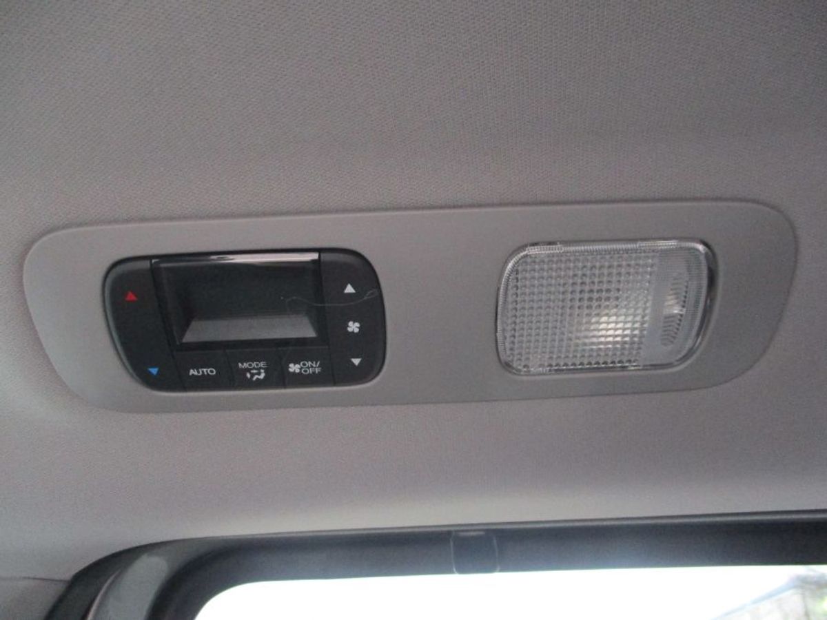 Silver Honda Odyssey image number 18