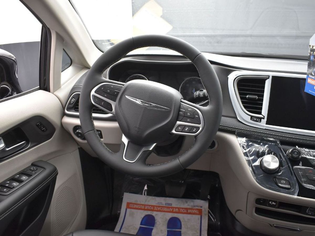 Black Chrysler Pacifica image number 5