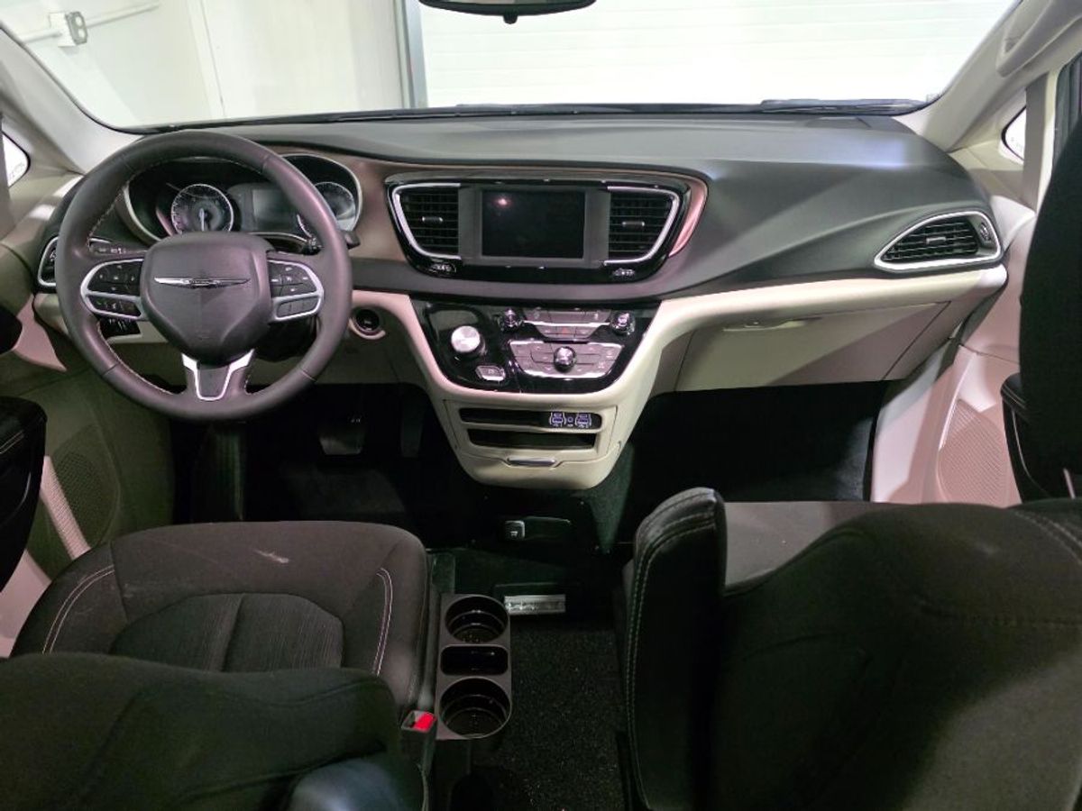 Black Chrysler Voyager image number 13