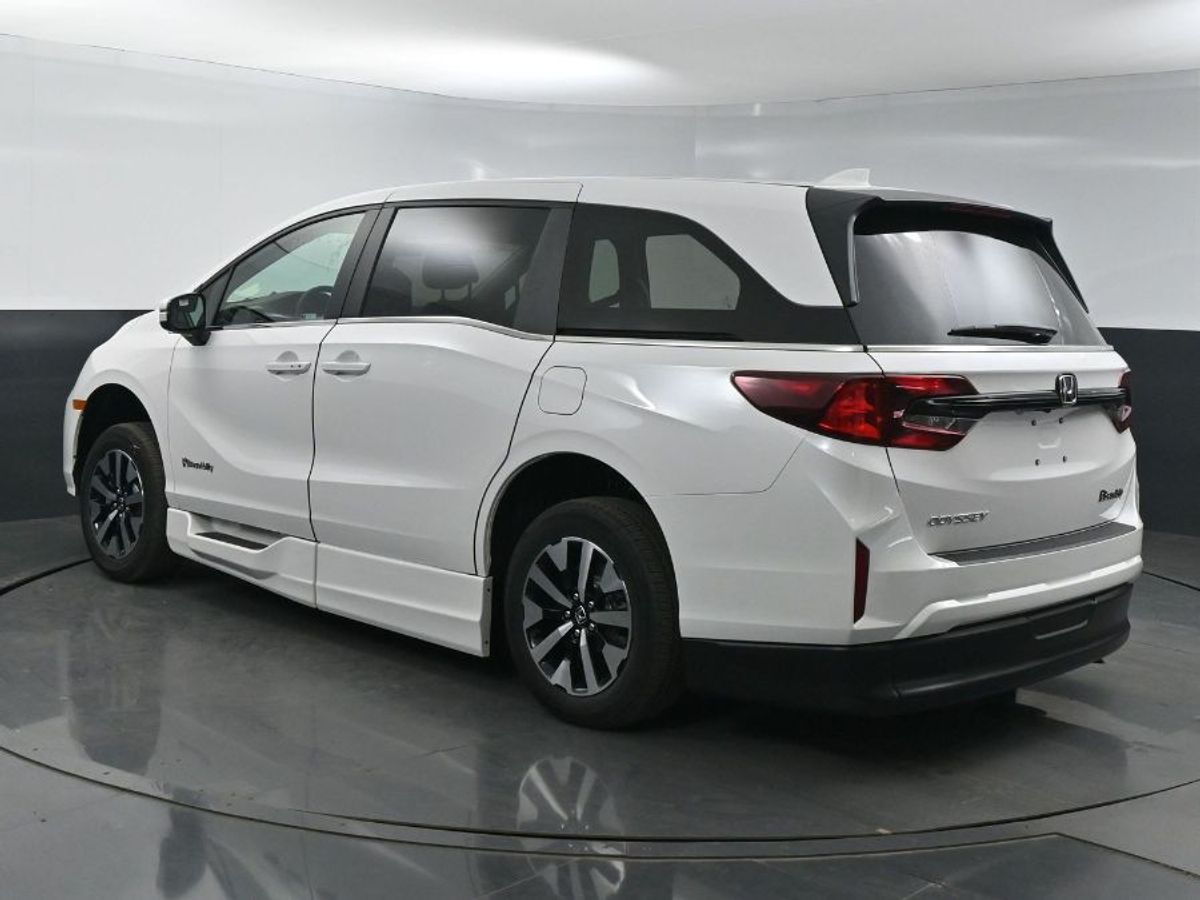 White Honda Odyssey image number 5