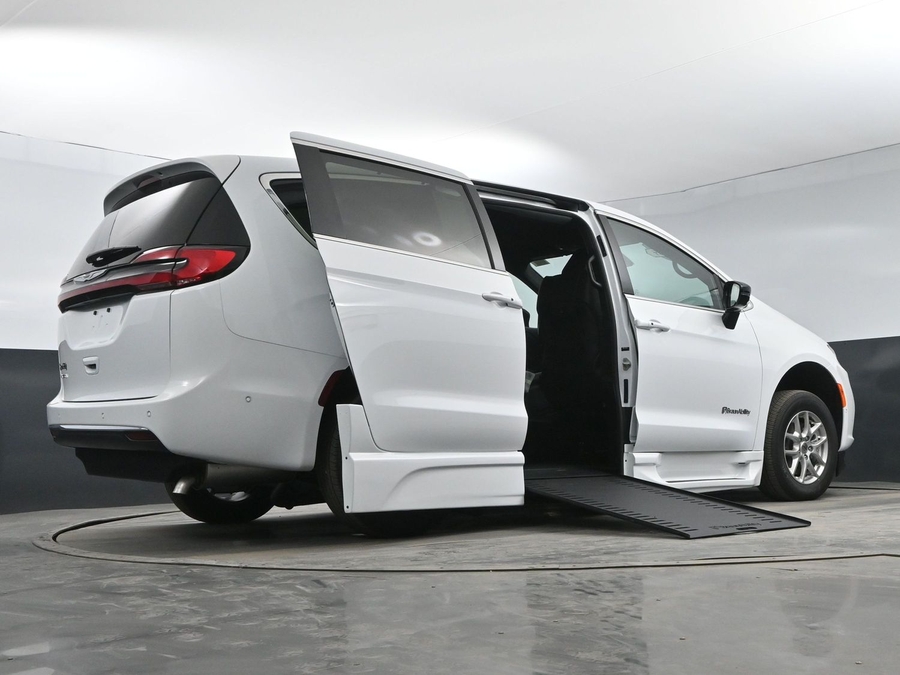 New 2025 Chrysler Pacifica Select Safety - BraunAbility Side Entry Entry In Floor Automatic Ramp