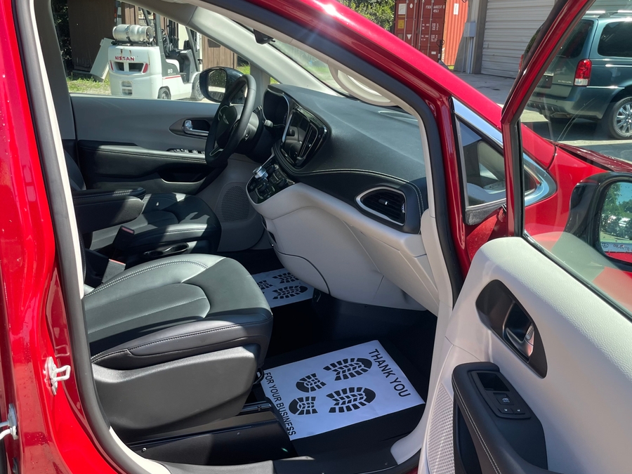 2024 Chrysler Pacifica Touring L - Photo 8