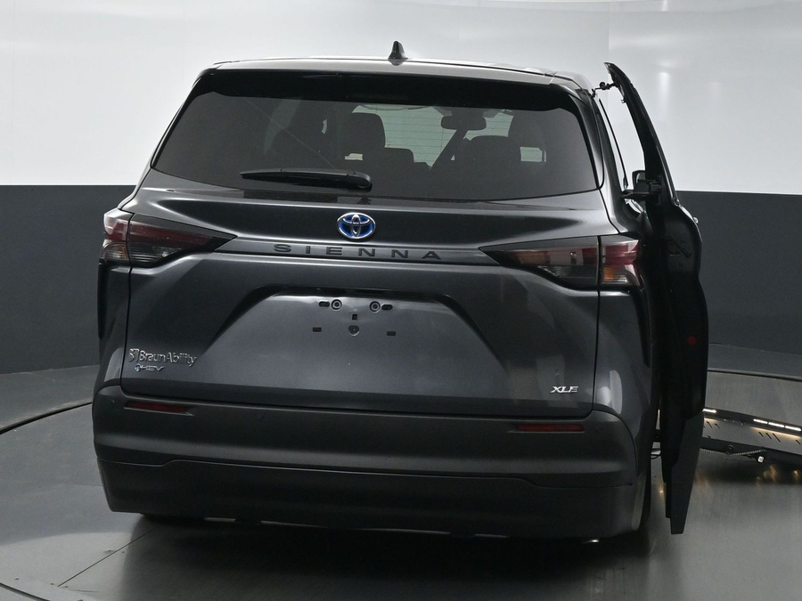 New 2025 Toyota Sienna Hybrid XLE Base - BraunAbility Side Entry Entry Fold Out Automatic Ramp