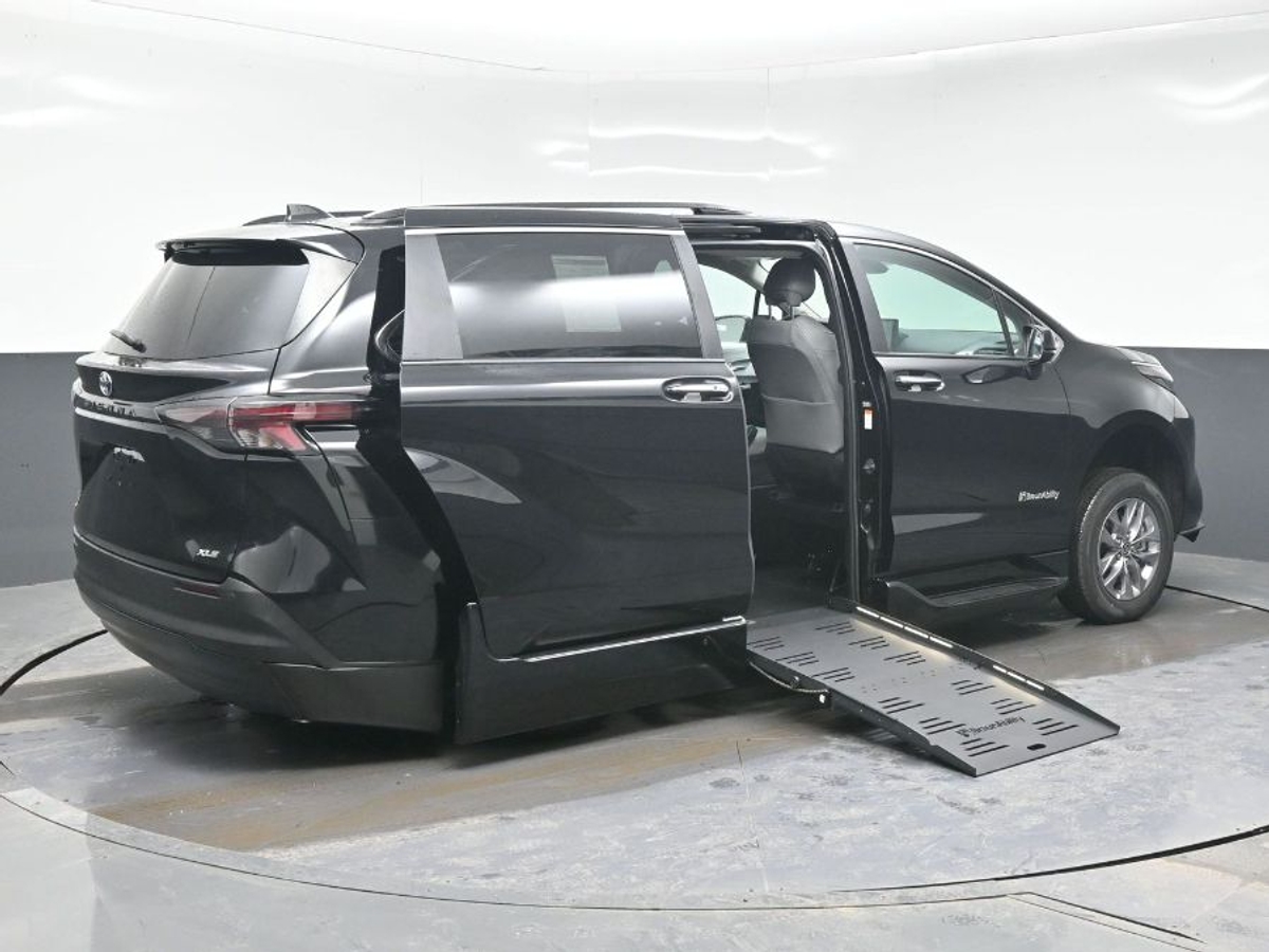 Black Toyota Sienna image number 3