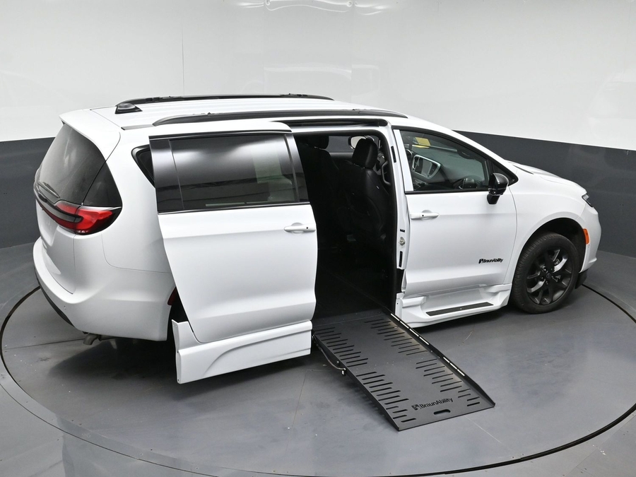 New 2026 Chrysler Pacifica Select Sport - BraunAbility Side Entry Fold Out Automatic Ramp