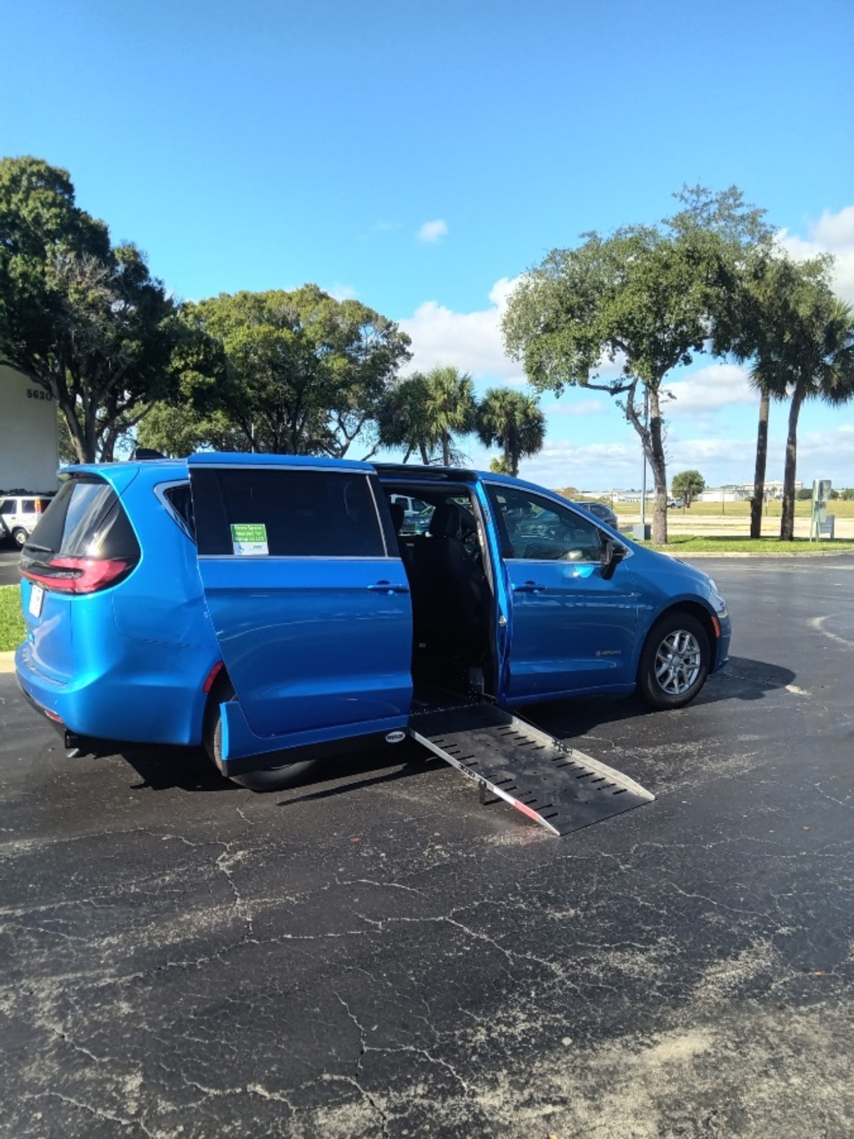 Blue Chrysler Pacifica image number 6