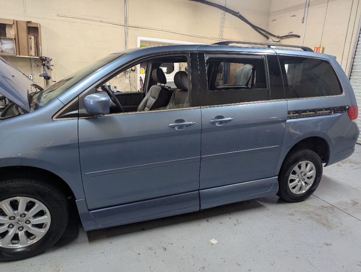 Blue Honda Odyssey image number 9