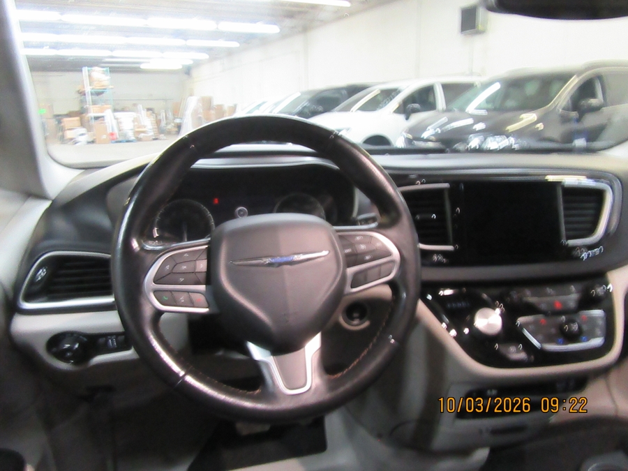 Grey Chrysler Pacifica image number 19