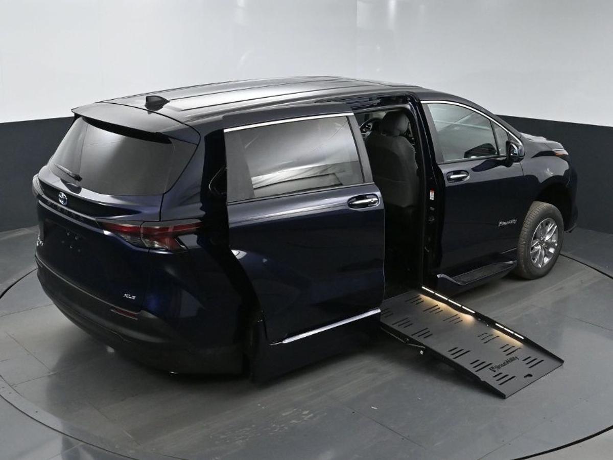 2025 TOYOTA SIENNA - Image 26