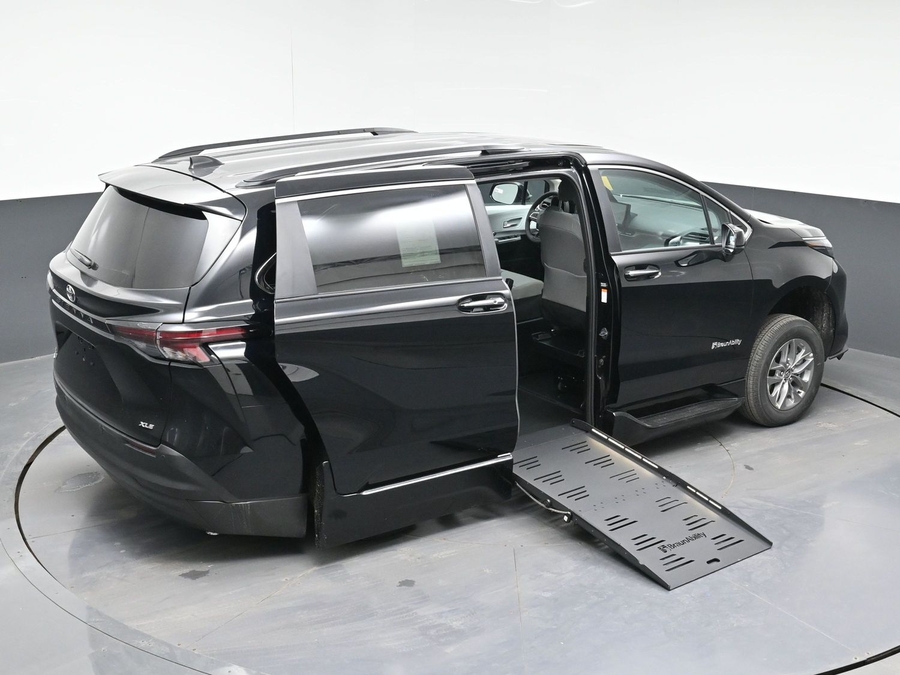 New 2026 Toyota Sienna Hybrid XLE Add - BraunAbility Side Entry Fold Out Automatic Ramp