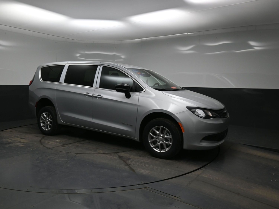 Silver Chrysler Voyager image number 16