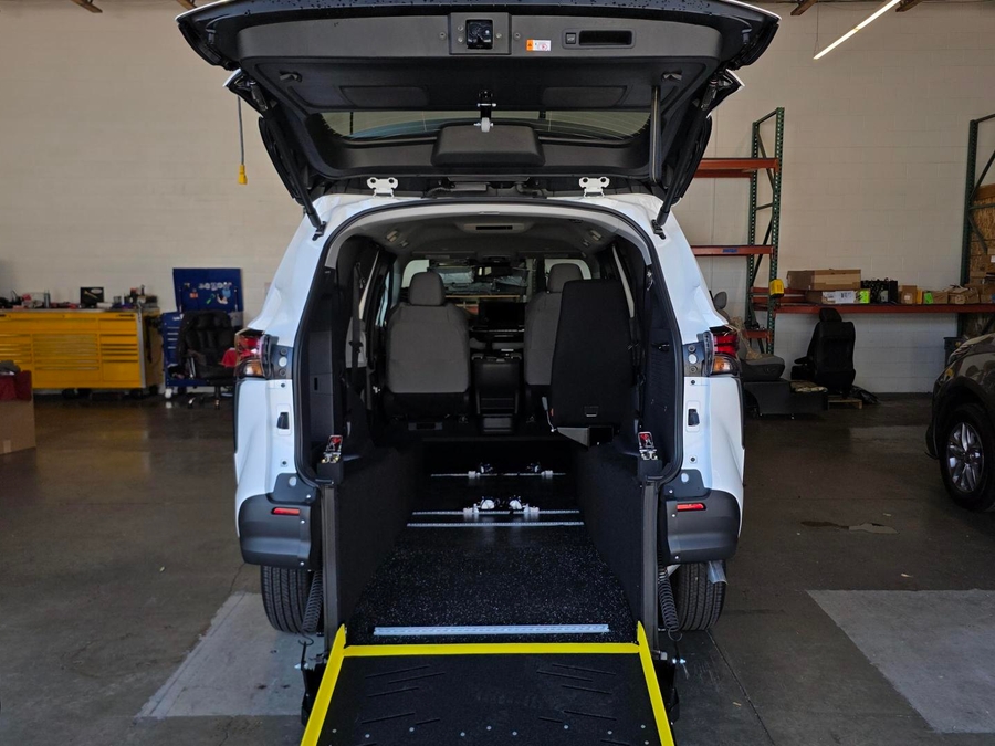 New 2026 Toyota Sienna Hybrid LE - Vantage Mobility Commercial Rear Entry Entry Fold Out Manual Ramp