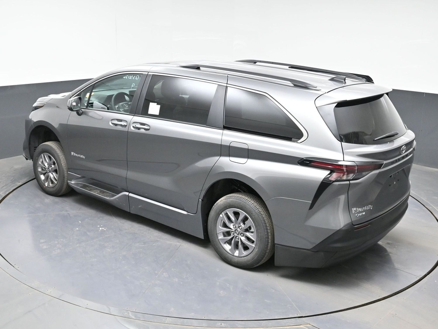 Grey Toyota Sienna image number 21