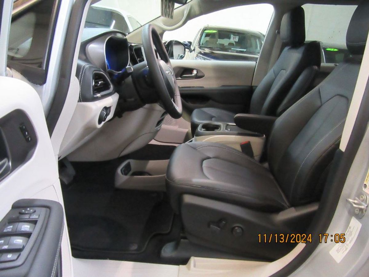 Silver Chrysler Pacifica image number 28