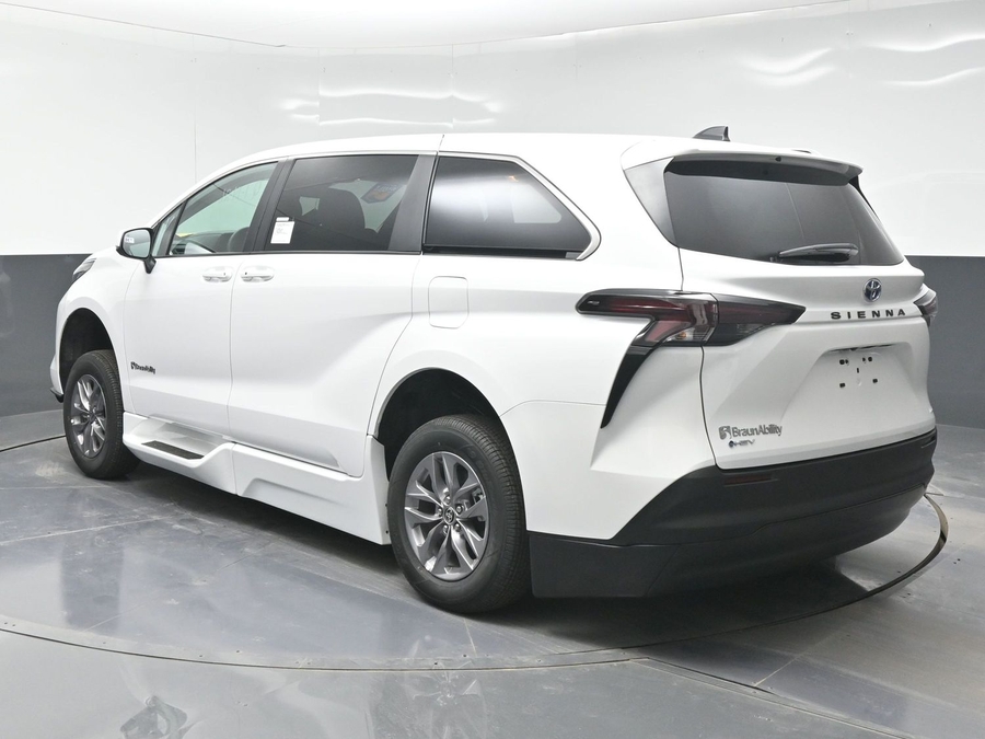 New 2025 Toyota Sienna Hybrid LE - BraunAbility Side Entry Entry Fold Out Automatic Ramp
