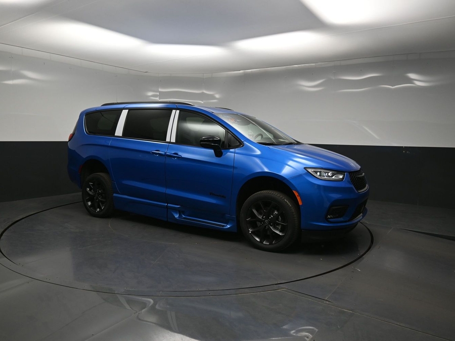 New 2026 Chrysler Pacifica Select Sport - BraunAbility Side Entry Entry Fold Out Automatic Ramp