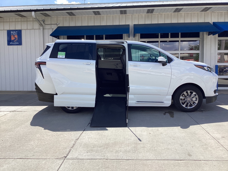 White Toyota Sienna image number 7