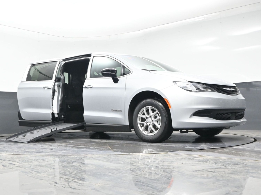 Silver Chrysler Voyager image number 15