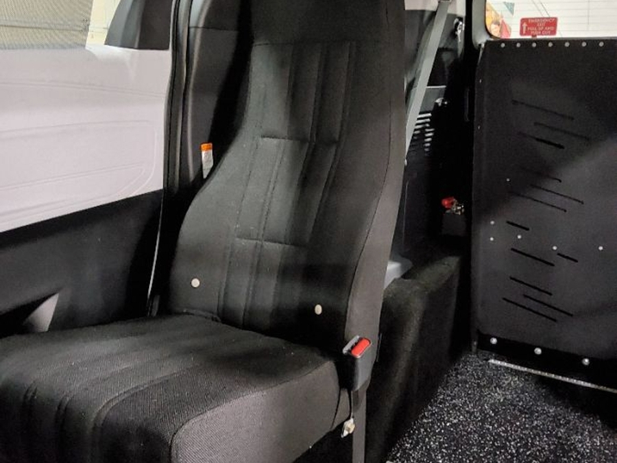 White Toyota Sienna image number 17