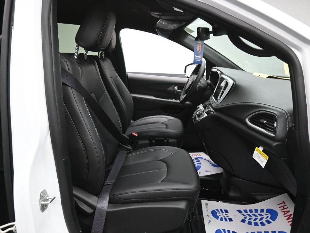 White Chrysler Pacifica image number 8