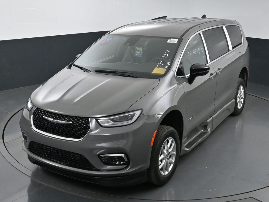 New 2025 Chrysler Pacifica Select Safety - BraunAbility Side Entry Entry Fold Out Automatic Ramp
