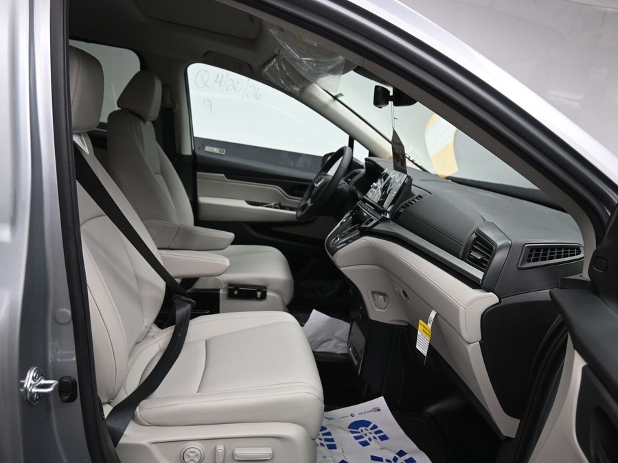 Silver Honda Odyssey image number 6