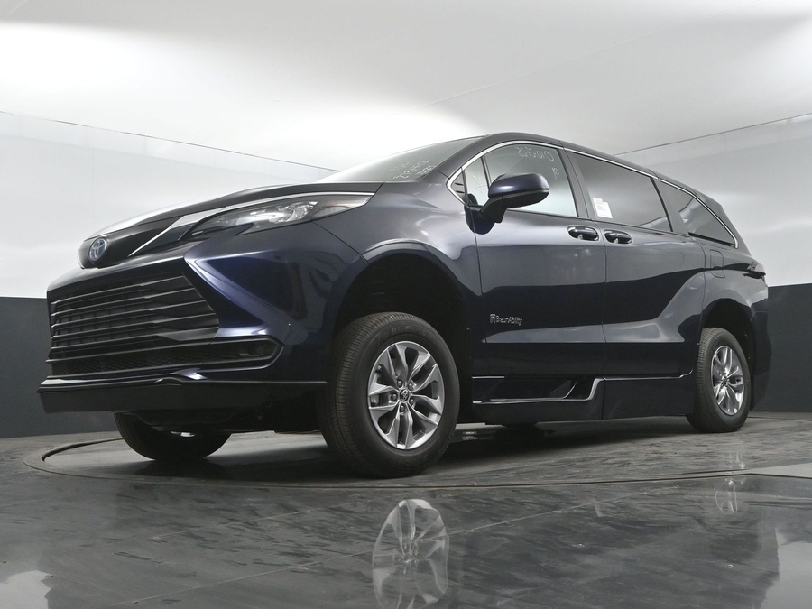 New 2025 Toyota Sienna Hybrid LE - BraunAbility Side Entry Entry Fold Out Automatic Ramp