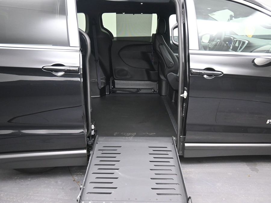 Black Chrysler Voyager image number 10