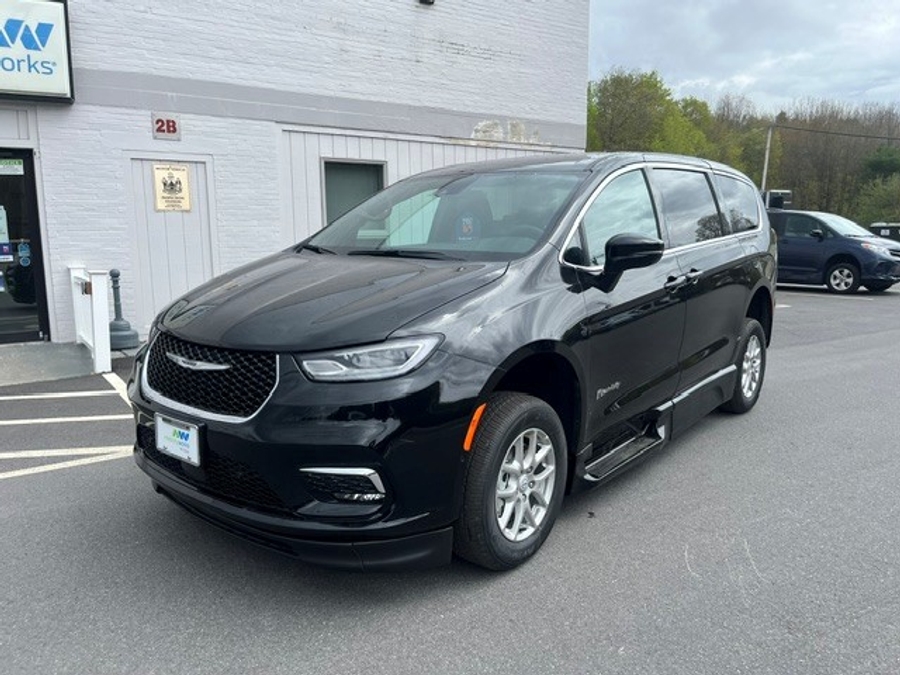 Black Chrysler Pacifica image number 3