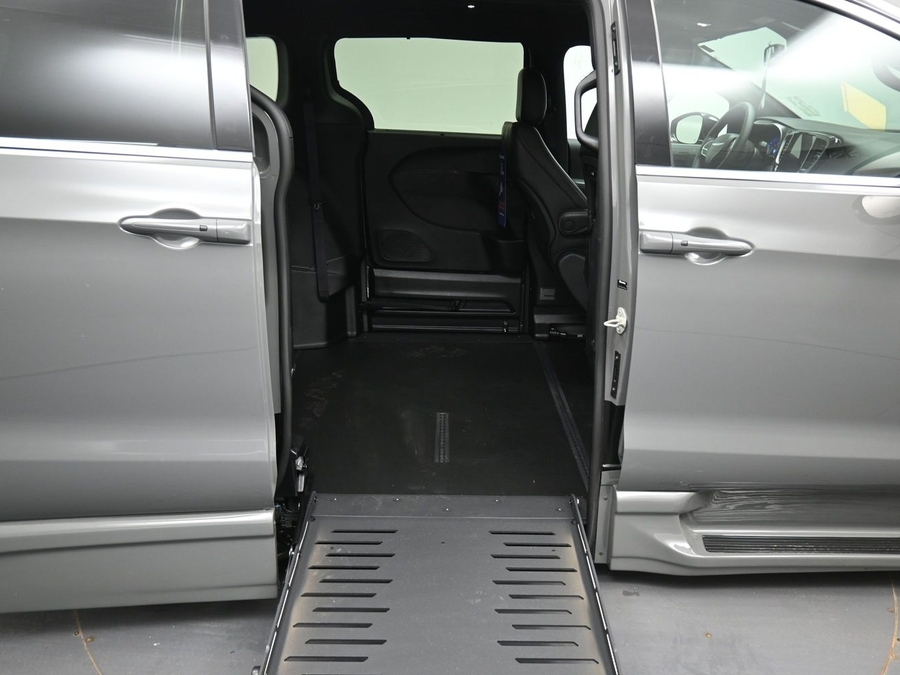 Used 2025 Chrysler Pacifica Select - BraunAbility Side Entry Entry Fold Out Automatic Ramp