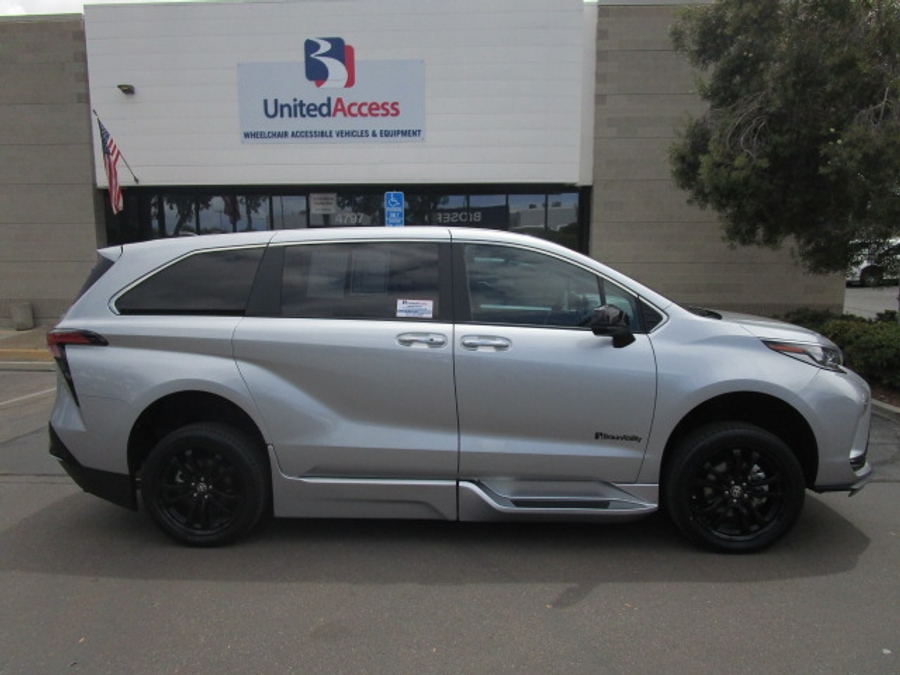 Used 2023 Toyota Sienna Hybrid XSE Sport - BraunAbility Side Entry Entry Fold Out Automatic Ramp