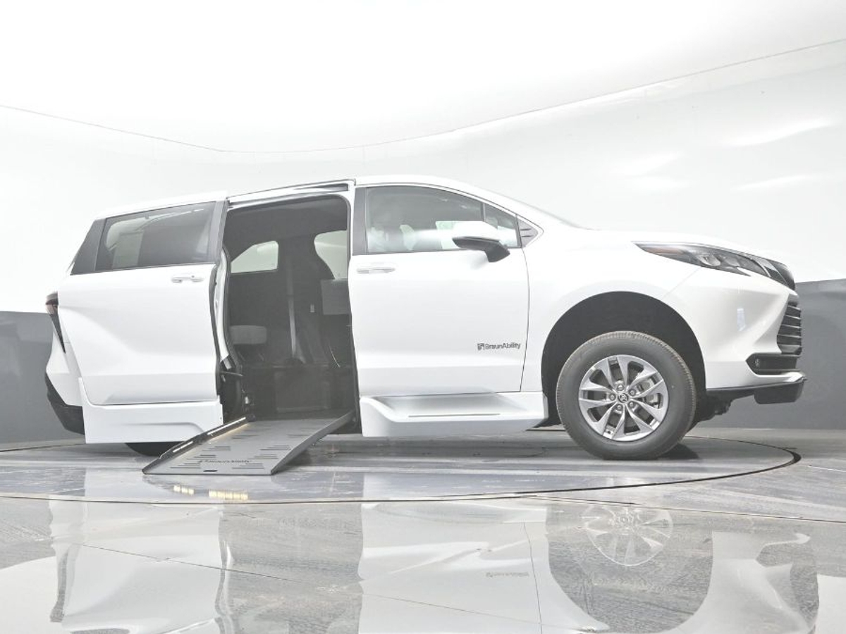 2025 TOYOTA SIENNA - Image 18