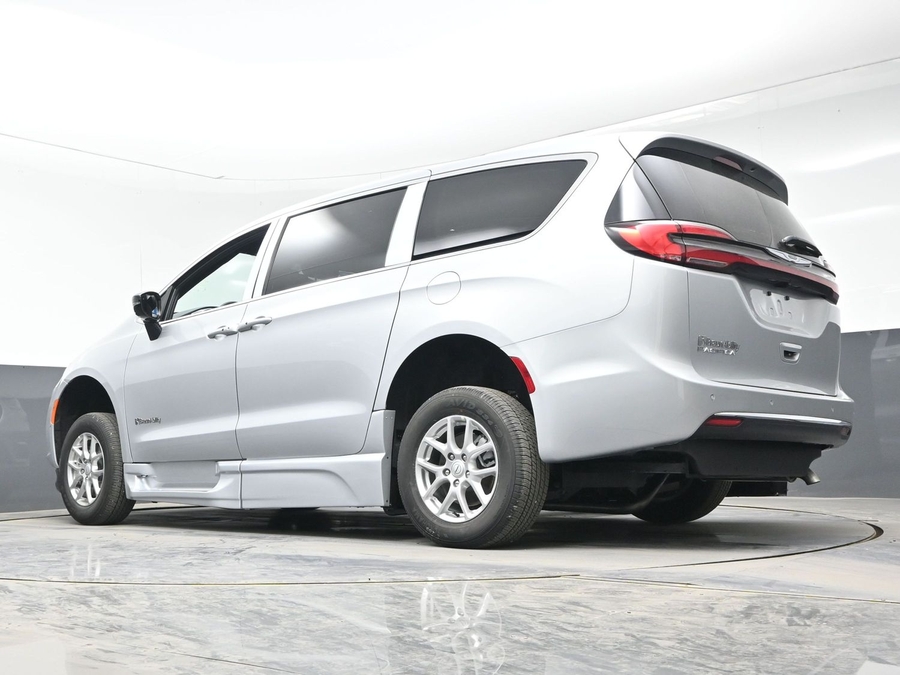 Silver Chrysler Pacifica image number 18