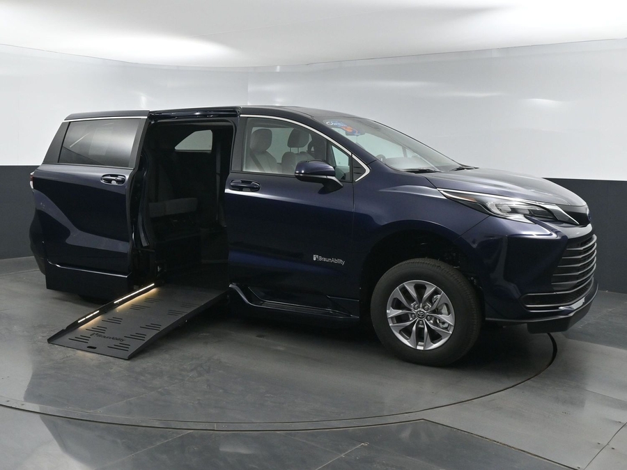 New 2025 Toyota Sienna Hybrid LE - BraunAbility Side Entry Entry Fold Out Automatic Ramp