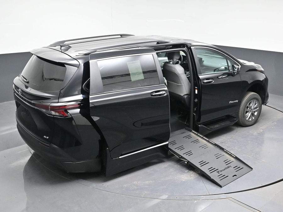 New 2026 Toyota Sienna Hybrid XLE Base - BraunAbility Side Entry Entry Fold Out Automatic Ramp