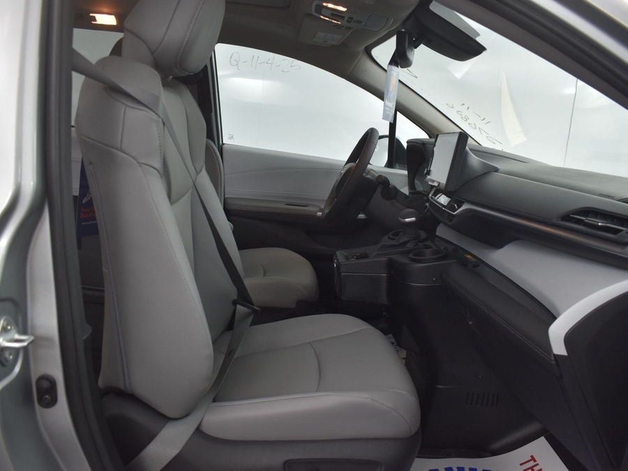 New 2025 Toyota Sienna Hybrid XLE Base - BraunAbility Side Entry Entry In Floor Automatic Ramp