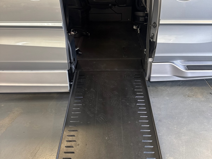 Silver Honda Odyssey image number 9